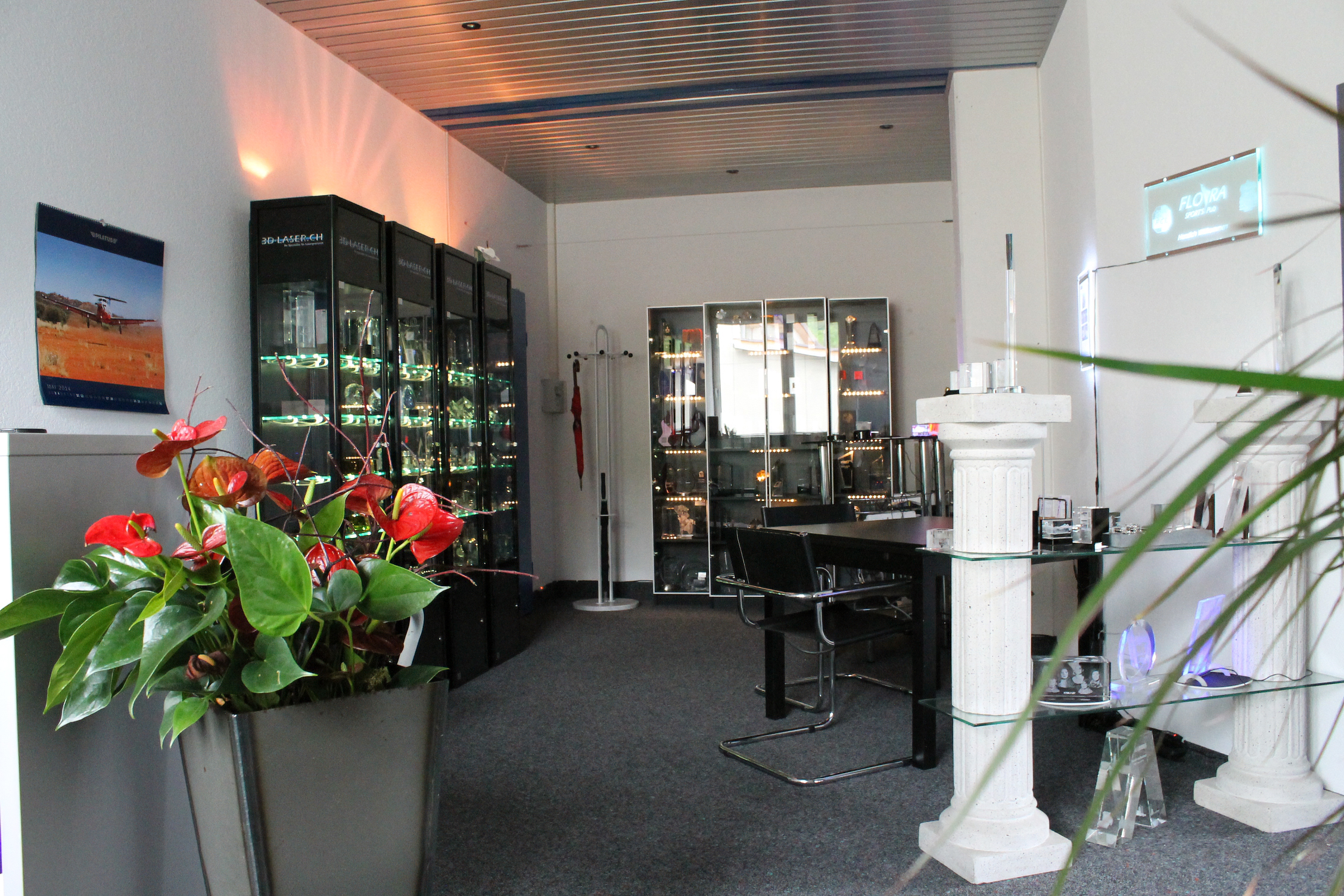 Besuchen Sie unseren Showroom und erleben Sie Awards, Glaspokale, 3D-Fotos im Glas und Lasergravuren live. Persönliche Beratung vor Ort.